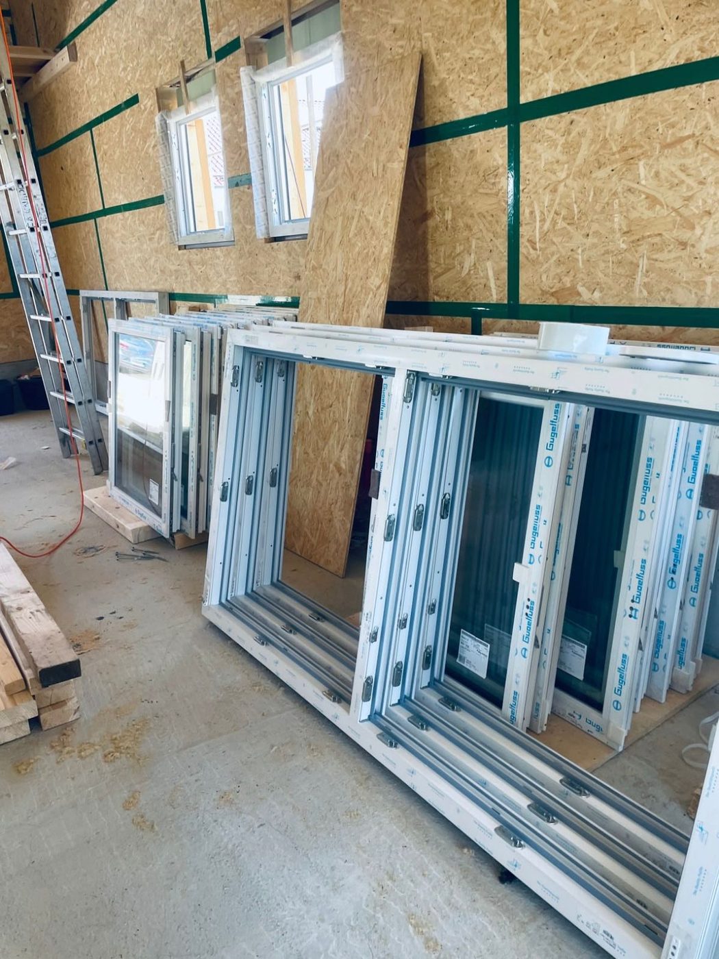 Neue Fenster auf der Baustelle, bereit zum Einbau