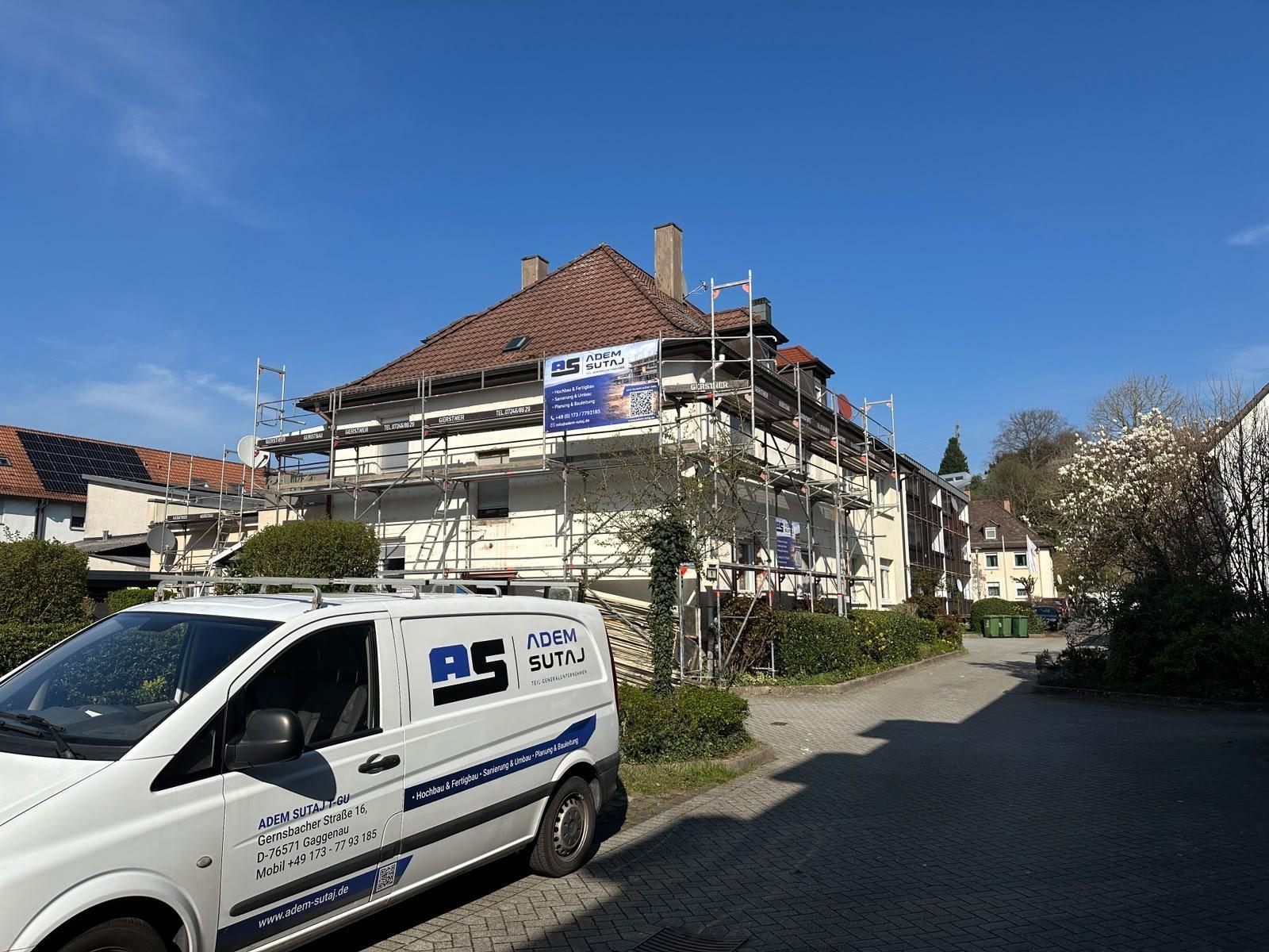 Firmenfahrzeug von Adem Sutaj vor einer eingerüsteten Baustelle in Gaggenau
